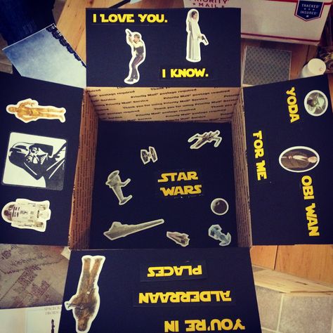 Star Wars care package! Star Wars Gift Box, Diy Star Wars Gifts, Star Wars Themed Gifts, Care Package Decorating, Diy Lightsaber, Diy Crafts For Boyfriend, Diy Star Wars, Star Wars Valentines, Kids Web