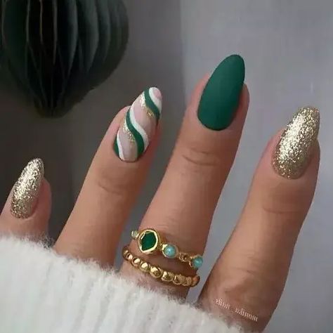 Green And Gold Nails Ideas, Green New Years Nails, Green And Gold Glitter Nails, Green And Gold Nails, Gold Holiday Nails, Golden Nail Art, Golden Nails, Gold Glitter Nails, Oh Well