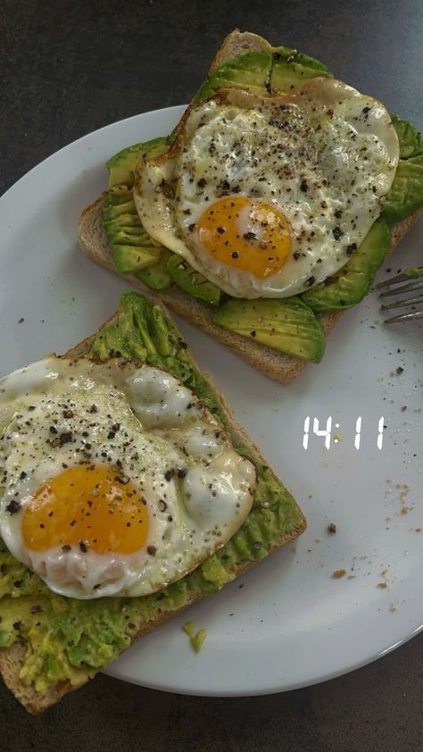 Avocado On Toast Aesthetic, Hot Healthy Breakfast, Avocado And Egg Toast, Breakfast Ideas Aesthetic, Egg And Avocado Toast, Meal Aesthetic, Avocado Egg Toast, Avocado Bagel, Avocado Toast With Egg