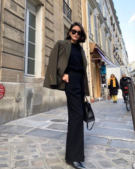 15 Fabulously Stylish French Women To Follow for Inspiration on Instagram - Hello Bombshell! When it comes to chic aesthetic in classic style, street style, fashion, beauty, and lifestyle, French women have got effortless Parisian chic style down. In need of style inspiration? All black with overcoat and black boots outfit. Black Boots Outfit, Parisian Chic Style, Paris Mode, French Beauty, French Chic, Influencers Fashion, French Women, Street Style Chic, Parisian Chic