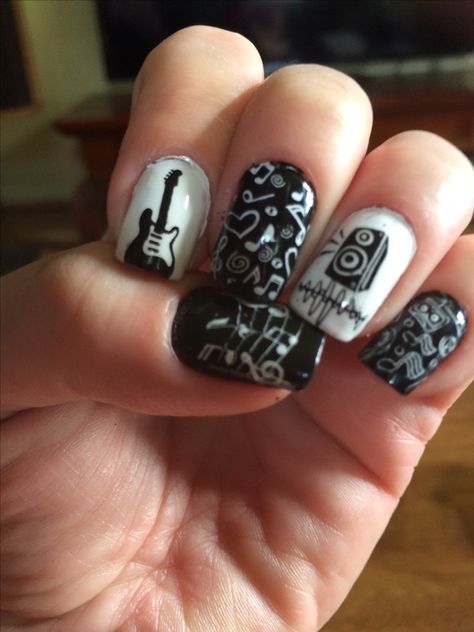 Black Rock Concert Nails, Guitar Nail Art, Rock N Roll Nail Art, Rock Music Nails, Nails For Rock Concert, Rock Star Nails Designs, Guitar Nails Design, Korn Band Nails, Band Nails Rock