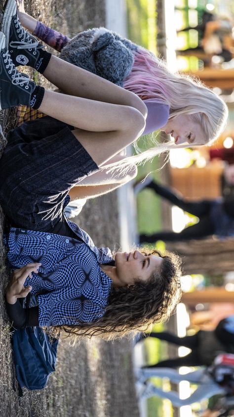 Rue And Jules Outfits, Euphoria Jules Aesthetic, Euphoria Jules Outfit, Jules Euphoria Outfits, Rue Aesthetic, Rue Euphoria Outfits, Euphoria Season 1, Rue And Jules, Rue Euphoria