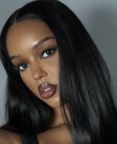 Cool Tone Makeup Black Women, 2000s Black Makeup, Y2k Black Makeup, Douyin Black Woman, Romantic Goth Makeup Black Women, Vintage Makeup Black Women, 90s Black Makeup, Feline Beauty Aesthetic, Black Alt Makeup