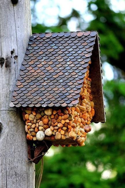 Fabulous DIY Birdhouses, Beautiful Eco Friendly Yard Decorations and Gift Ideas Bird House Kits, Birdhouse Designs, Tanah Liat, Diy Birds, Bird Houses Diy, Organic Produce, Stone Houses, Bird Garden, Fairy Houses