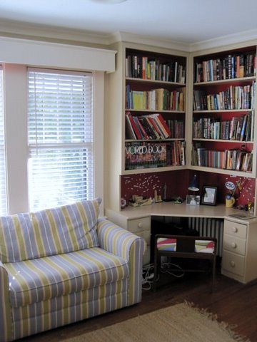 Another corner desk idea. Computer Space In Living Room, Corner Bookshelf Desk, Built In Desk And Shelves, Desk And Shelves, Corner Vanity, Pretty Office, Home Office Library, Corner Bookshelves, Small Space Office