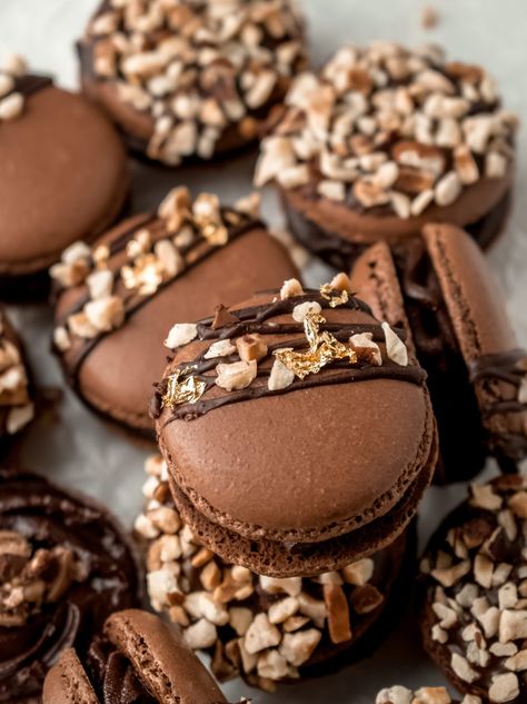 Ferrero Rocher Macarons with Nutella Ganache (No Rest French method) Red Velvet Macarons, Macarons Recipe Easy, Cookies To Bake, Nutella Ganache, Brown Food Coloring, Nutella Recipes Easy, Macaron Filling, My Birthday Cake, Macaron Flavors