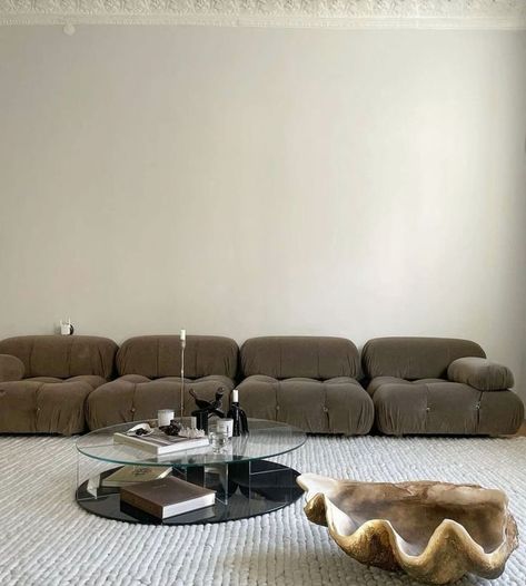 Interior inspo #interiorstyling #interiorinspiration #vintageinterior #aestheticinterior #minimalhome #cozyhome #postie #sofa #mariobellini Minimal Chair, Mario Bellini, Living Room Organization, White Living Room, Minimalism Interior, Contemporary Living Room, Bellini, Apartment Interior Design, Dream Decor