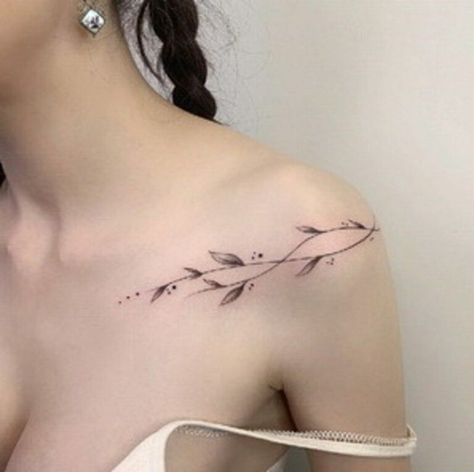 Tattoo Clavicle Women, Tattoo On Clavicle, Clavicle Tattoos For Women, Clavicle Tattoos, Tattoo Clavicle, Tattoo Collarbone, Arm Tattoos For Women Forearm, Feminine Shoulder Tattoos, Front Shoulder Tattoos