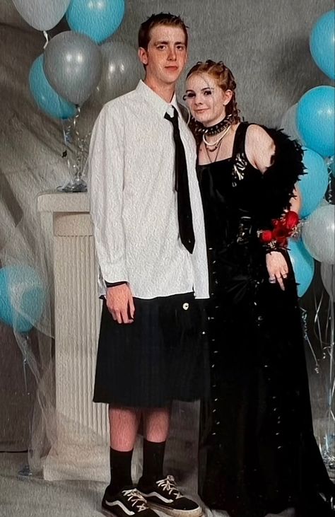 Mall Goth Outfits, Emo Prom, Punk Prom, Queer Prom, Metal Outfit, Goth Prom, 2000s Goth, Metal Fashion, Punk Outfits