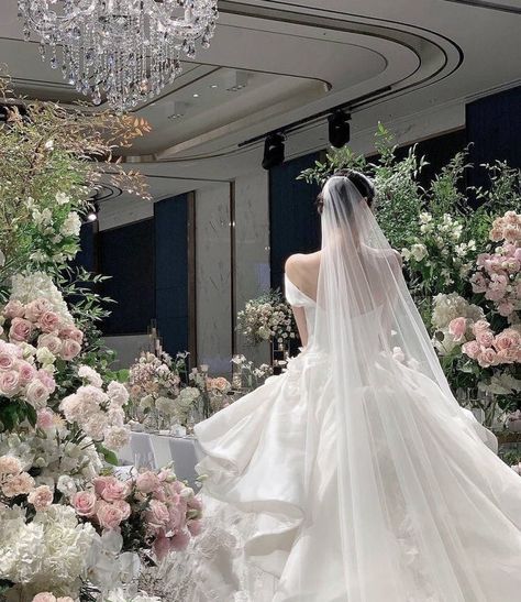 Wedding Aesthetic Korean, Douyin Wedding Dress, Korean Wedding Aesthetic, Douyin Wedding, Bridal Pictures, Wedding Money, Korean Wedding, Rich Girl Lifestyle, Classic Wedding Dress