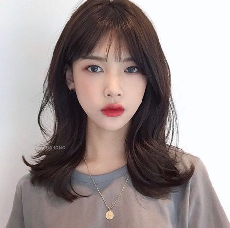 Korean Mid Length Hair With Bangs, Korean Full Bangs, Korean Mid Length Hair With Layers, Mid Length Hair With Bangs, Shoulder Length Hair With Bangs, Middle Hair, Korean Hair Color, Layered Haircuts For Medium Hair, Mid Length Hair With Layers