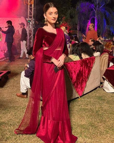 Laam on Instagram: “Flaunting with sheer class, Neha Rajpoot exhibiting elegance in Mohsin Naveed Ranjha’s gorgeously designed outfit. @neharajpootofficial” Elegant Saree Look, Neha Rajpoot, Aima Baig, Mohsin Naveed Ranjha, Asian Wedding Dress Pakistani, Wanderlust Fashion, Velvet Saree, Lehenga Saree Design, Sarees For Girls