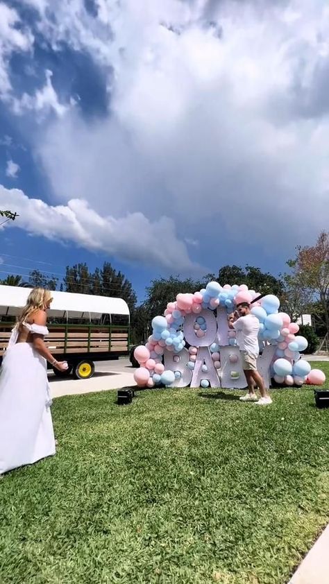 Baseball Gender Reveal Ideas, Gender Reveal Photo Shoot, Baseball Gender Reveal, Gender Reveal Video, Baby Gender Reveal Party Decorations, Gender Reveal Photos, Bow Gender Reveal, Gender Reveal Themes, Gender Reveal Ideas