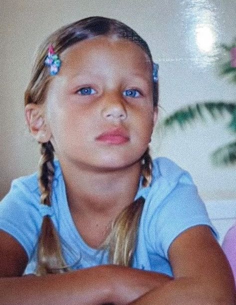 Bella Hadid As A Kid, Young Bella Hadid, Sparkly Sunglasses, Childhood Aesthetic, Cute Disney Characters, 2000s Baby, Beach Girl Aesthetic, Blonde Babies, Childhood Pictures