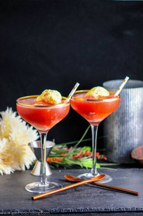 Strawberry Rhubarb Daiquiri Float - rum, strawberries, rhubarb, frozen daiquiri, ice cream, sugar, simple syrup, lime juice. This daiquiri cocktail is an ice cream dessert and cocktail all in one from Gastronomblog! This frozen daiquiri is a great summer recipe. #cocktail #strawberry #rhubarb #lime #gastronomblog Cocktail Strawberry, Frozen Daiquiri, Rhubarb Syrup, Daiquiri Cocktail, Famous Drinks, Dark Food Photography, Dark Food, Strawberry Rhubarb Pie, Mango Sorbet