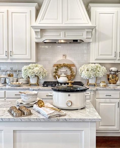 Hollywood Glam Kitchen, Glam Kitchen, Elegant Kitchen Design, Classy Kitchen, Dream Kitchens Design, Kitchen Cabinets Decor, Custom Kitchens, Kitchen Inspiration Design, Modern Farmhouse Kitchens