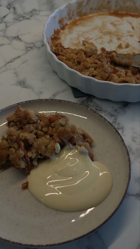 Apple Crumble Aesthetic, Fall Baking Apple, Apple Pie Aesthetic, Fall Baking Apples, Apple Pie Crumble, Autumn Treats, Apple Crumble Pie, Crumble Pie, Apple Streusel