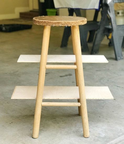 Easy Wood Diy, Bar Stool Makeover, Easy Diy Furniture, How To Make Furniture, Diy Bar Stools, Stool Makeover, Diy Stool, Make Furniture, Diy Side Table