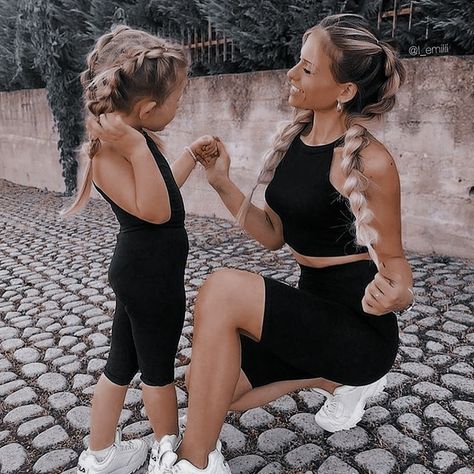 Mommy Daughter Goals, Daughter Bonding, Mother Daughter Pictures, Daughter Fashion, Father Daughter Photography, Mommy And Daughter, Mommy Daughter Outfits, Mother Daughter Bonding, Daughter Outfits