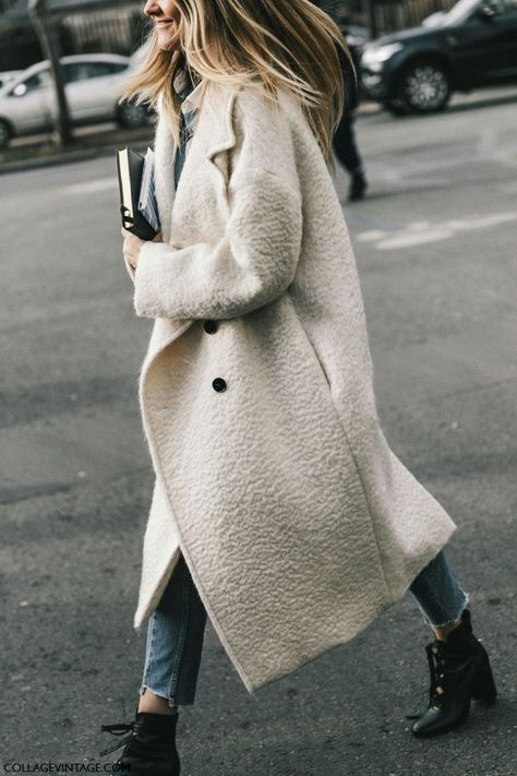 A classic white overcoat is a must for the winter. Paris Street Fashion, Fall Fashion Coats, Coat Outfit, Looks Street Style, Street Style Paris, White Coat, Winter Mode, Mode Inspo, Casual Winter Outfits