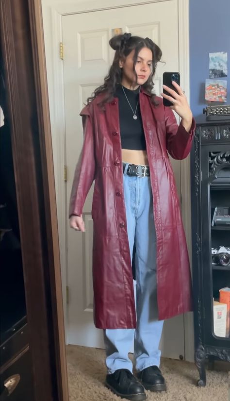 Red Trench Coat Outfit, Leather Coat Outfit, Brown Leather Jacket Outfit, Outfit Trench, Red Leather Coat, Burgundy Leather Jacket, Leather Jacket Outfit, Burgundy Outfit, Trench Coat Outfit