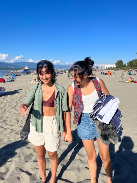 wlw couple beach summer cute Beach Masc Outfits For Women, Masc Women Beach Outfits, Masc Lesbian Beach Outfit, Wlw Summer Outfits, Lesbian Vacation Outfits, Queer Beach Outfit, Masc Beach Outfits For Women, Queer Fashion Women Summer, Queer Fashion Summer