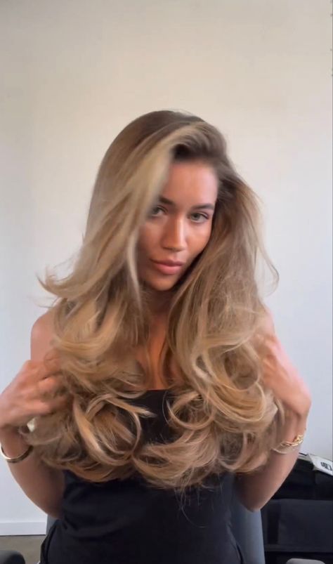 Blown Out Hair Aesthetic, Medium Hair Length Blowout, Curly Blow Dry Long Hair, Big Bouncy Blowout Long Hair, Wavy Blowout Hair, Big Blowout Hair, Races Hair, Grammy Performance, Dry Long Hair