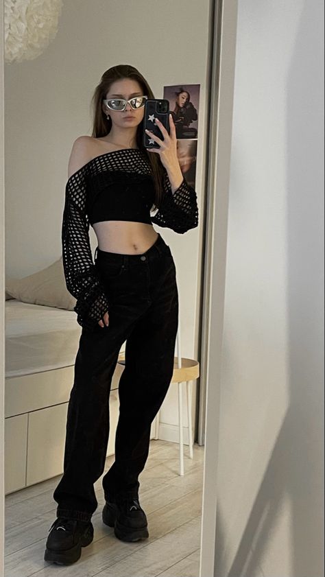 Black And Chrome Outfit Ideas, Rave Outfit With Pants, Baggy Club Outfits, Techno Outfits Aesthetic, Rave Outfit Pants, Kpop Rave Outfits, Baggy Rave Outfit, Bratz Jeans Outfit, Dark Aesthetic Outfits Summer