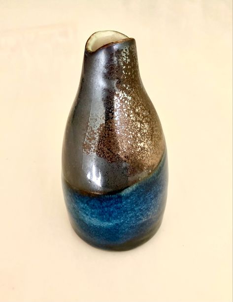 Ceramic bottle with Amaco Vintage Gold and Blue Rutile over Obsidian. Amaco Vintage Gold, Glaze Inspiration, Blue Rutile, Ceramic Glazing, Mountain Pottery, Glaze Combos, Glaze Ideas, Pottery Glaze, Ceramic Bottle