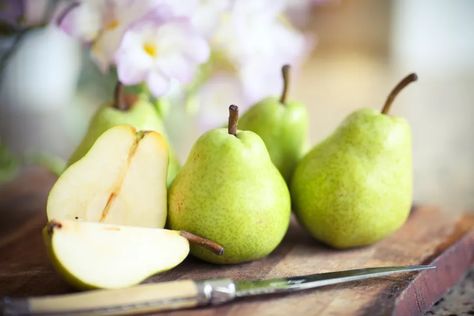 Freeze Pears, Freezing Pears, How To Ripen Pears, Pear Sauce Recipe, Keto Friendly Fruit, Salat Bowl, Flower Aesthetics, Pear Sauce, Fiber Fruits