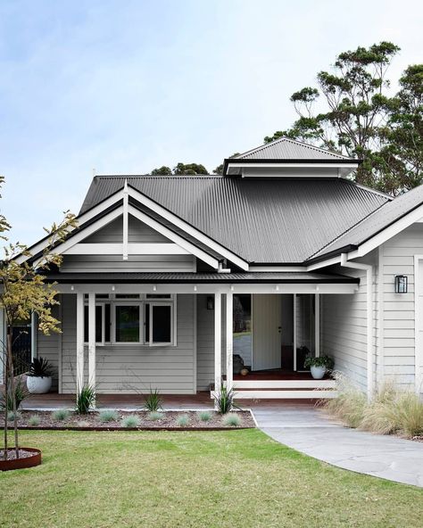 332 Likes, 7 Comments - Dulux Australia (@duluxaus) on Instagram: “For a beautiful, timeless grey colour scheme try the subtle shade of Dulux Tranquil Retreat with a…” Dulux Tranquil Retreat, Weatherboard Exterior, Exterior Paint Color Schemes, Exterior House Colours, Hamptons House Exterior, Gray House Exterior, Exterior Color Palette, Weatherboard House, House Colour