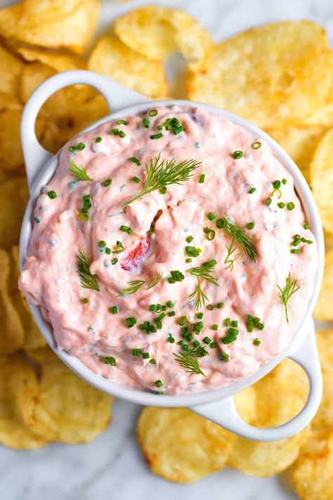 Easy Smoked Salmon Dip Recipe Salmon Dip Recipes, Best Smoked Salmon, Salmon Dip, Smoked Salmon Dip, Mustard Dip, Smoked Salmon Recipes, Frozen Salmon, French Onion Dip, Kettle Chips