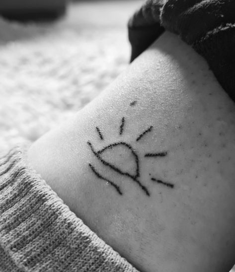 Ocean Stick And Poke Tattoo, Riri Tattoo, Sun Stick And Poke Tattoo, Tattoo Sunset, Stick Poke, Stick And Poke Tattoo, Stick Poke Tattoo, Sunset Tattoos, Sea Tattoo