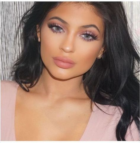 How To Recreate The Kylie Jenner Makeup Look - Society19 Kylie Jenner Makeup Look, Eye Makeup Orange, Eye Makeup Christmas, Kylie Jenner Makeup Tutorial, Simple Makeup Ideas, Amazing Wedding Makeup, Makeup Orange, Gorgeous Wedding Makeup, Looks Kylie Jenner