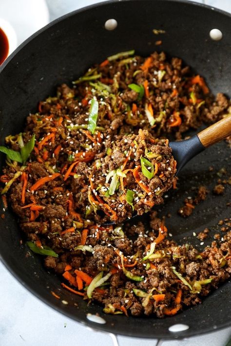 Korean Ground Beef and Veggies - a quick and easy skillet version of your favorite take-out. Ground Beef And Veggies, Ground Beef Stir Fry, Korean Beef Recipes, Beef And Veggies, Recipe With Ground Beef, Korean Ground Beef, Veggie Skillet, Korean Recipe, Parsley Recipes