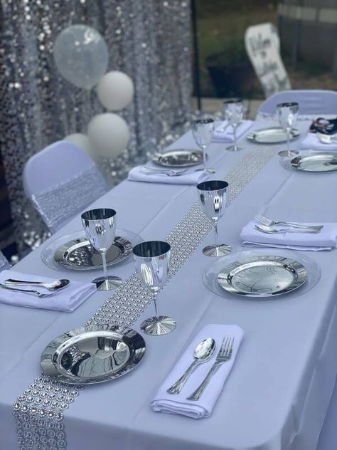 White And Silver Table Settings, Silver And White Theme Party, White And Silver Table Decor, Silver Theme Party Decoration, Silver Table Decorations, White And Silver Party, Rose Gold Table Setting, Silver Table Setting, Anniversary Dinner Ideas