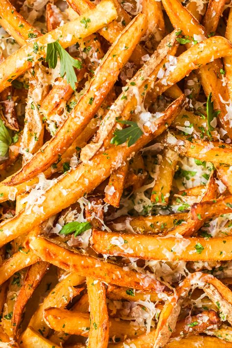 Indulge in the perfect harmony of flavors with this Parmesan Truffle Fries recipe! Crispy, truffle-infused fries topped with Parmesan, parsley, and a dash of sea salt. Elevate your snacking experience—perfect for summer BBQs or game nights. Steakhouse Burger Recipe, Truffle Fries Recipe, Garlic Twist, Parmesan Truffle Fries, Parmesan Fries, Seasoned Fries, Cheese Alternatives, Truffle Fries, Vegan Parmesan Cheese