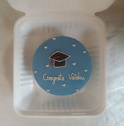 Mini Cake For Graduation, Graduation Aesthetic Cake, Graduation Cake Ideas Simple, Graduation Cake Simple, Grad Cakes For Boys, Graduation Bento Cake, Graduation Cake Aesthetic, Graduation Cakes For Boys, Simple Graduation Cakes