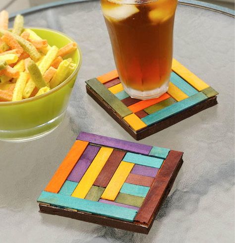 Abstract Dyed Wood Coasters | These wood crafts are perfect for outdoor spaces and DIY home decor accents. Popsicle Stick Coasters, Wood Coasters Diy, Popsicle Stick Crafts For Adults, Popsicle Stick Art, Diy Popsicle Stick Crafts, Diy Dye, Popsicle Crafts, Crafts For Teens To Make, Stick Art