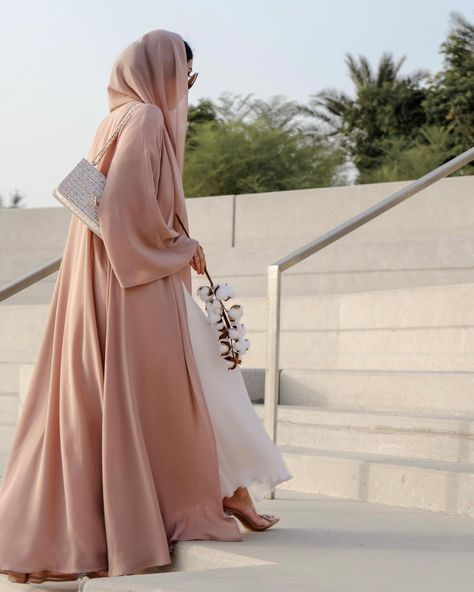 Arabic Abaya, Abaya Poses, Abaya Photography, Abaya Picture Poses, Classy Abaya, Princess Abaya, Arabian Abaya Dubai, Saudi Abaya Aesthetic, Modest Outfits Muslim