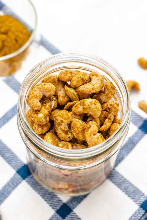 Roasted, curry-spiced cashews, sweetened with maple syrup and a little kick from cayenne pepper. Spiced Cashews, Accidentally Vegan, Cashew Recipes, Vegan Appetizers Recipes, Spicy Cashews, Oil Free Vegan Recipes, Vegan Snack Recipes, Vegan Christmas Recipes, Vegan Snack