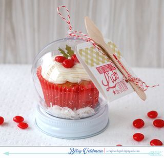 Cupcake in one of those clear ornaments that opens all around its middle with a jar lid underneath. Cupcake snow globe. So cute! Snow Globe Cupcakes, Bake Sale Packaging, Homemade Holiday Gifts, Homemade Holiday, Holiday Tags, Paper Scissors, Holiday Gift Tags, Papertrey Ink, Snow Globe