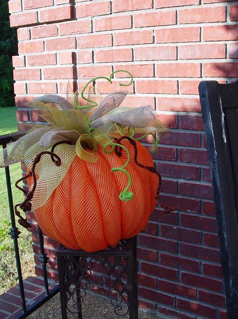 Deco Mesh Pumpkin, Mesh Pumpkin, Pumpkin Tutorial, Dekoratívne Vence, Deco Mesh Crafts, Poinsettia Wreath, Deco Wreaths, Crochet Easter, Pine Wreath