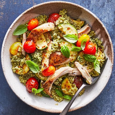 Chicken Tomatoes, Quinoa Recipes Easy, Carrots Broccoli, Protein Vegetarian, Easy Quinoa, Vinaigrette Salad, Chicken Skillet, Broccoli Recipe, Chicken Quinoa