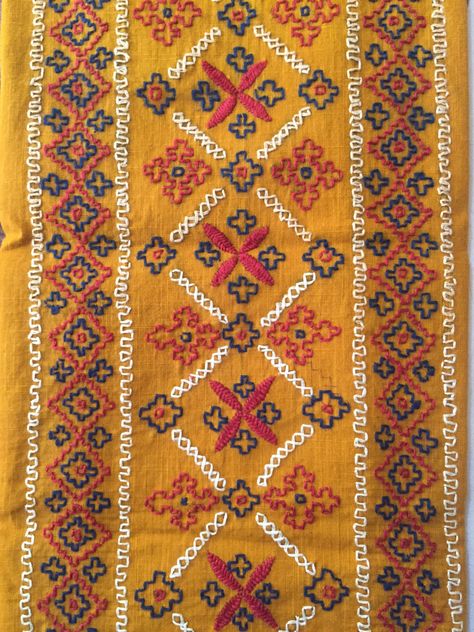 Kutchi Work Saree Border, Darwadi Stitch Designs, Dharwadi Embroidery Design, Dharwadi Work, Kachchhi Work, Kasuti Embroidery, Phulkari Embroidery, Gingham Embroidery, Kutch Work Designs