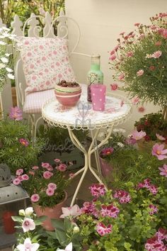 Small Balcony Garden, Decoration Shabby, Shabby Chic Garden, Backyard Seating, Have Inspiration, Garden Pictures, Small Garden Design, Gorgeous Gardens, Courtyard Garden