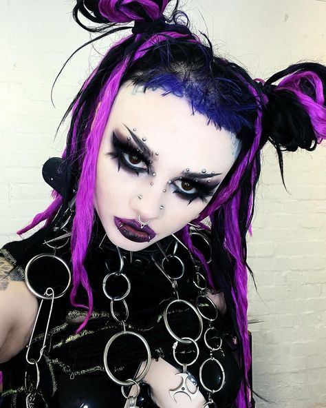 Zheani Aesthetic, Zheani Sparkes, Funky Makeup, Gorillaz Art, Alternative Makeup, Goth Makeup, Concert Fits, Light Makeup, Body Mods