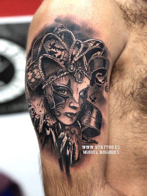 Tatuaje de una máscara veneciana de estilo black and grey en el brazo derecho. Venetian Mask Tattoo, Masquerade Tattoo, Masquerade Mask Tattoo, Louisiana Tattoo, Jester Tattoo, Dark Mark Tattoos, V Tattoo, Masculine Tattoos, Gangsta Tattoos