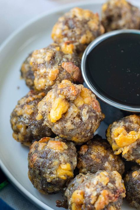 Meatballs Christmas, Breakfast Meatballs, Christmas Morning Breakfast Ideas, Keto Sausage Balls, Morning Breakfast Ideas, High Protein Low Carb Breakfast, Breakfast Balls, Sesame Balls, Keto Sausage