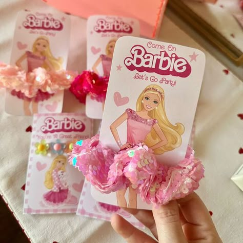 DIY Barbie Birthday Favors Diy Barbie Valentines, At Home Barbie Party, Barbie Party Favors Ideas, Barbie Giveaways Ideas, Barbie Birthday Favor Ideas, Barbie Fairytopia Birthday Party, Barbie Birthday Party Crafts, Kid Barbie Birthday Party, Barbie Party Bags Ideas